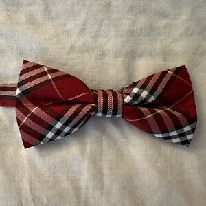 Men's Maroon plaid pre-tied bow tie with adjustable strap. 100% satin.